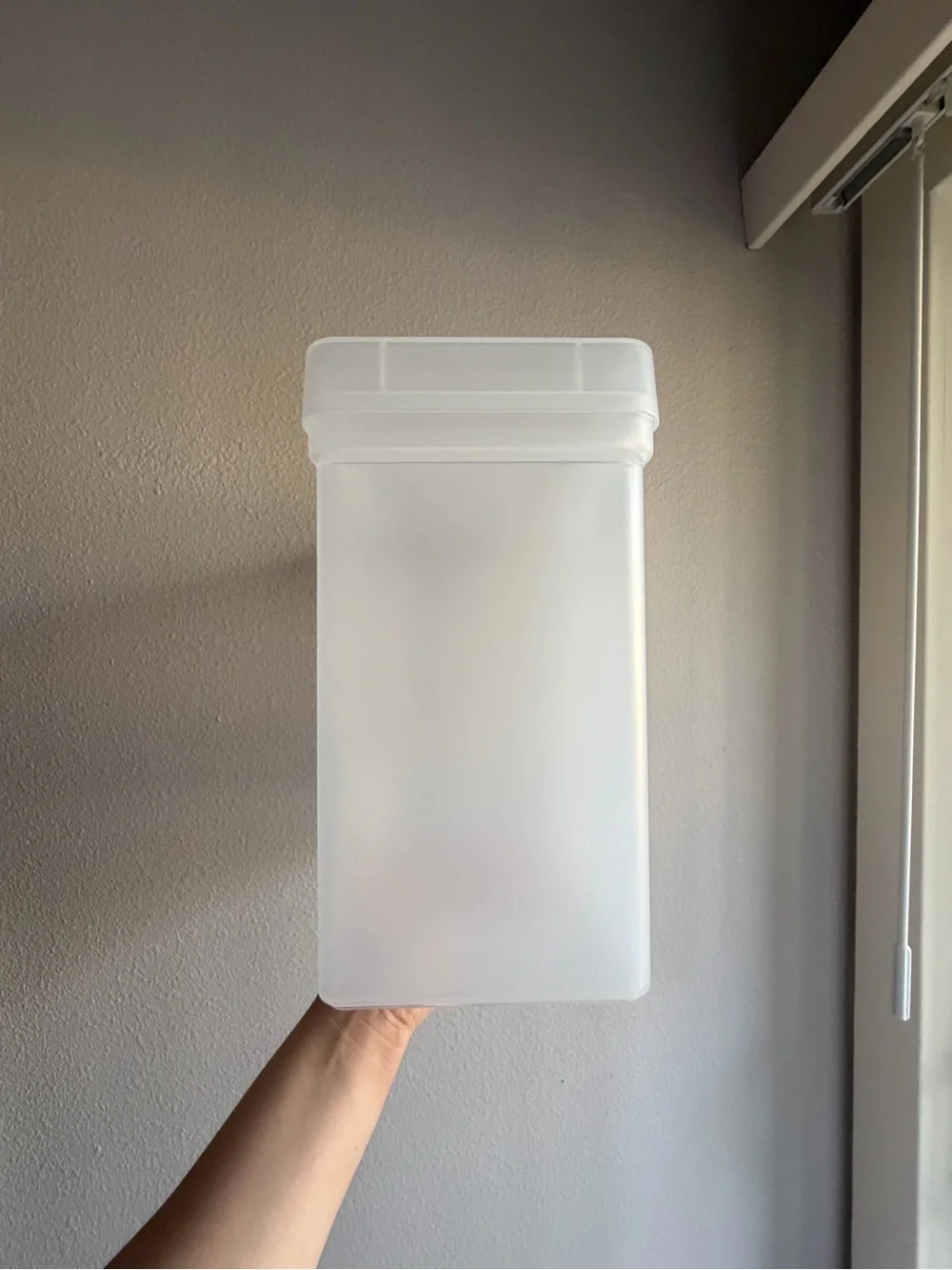 Hanging file crate with lid